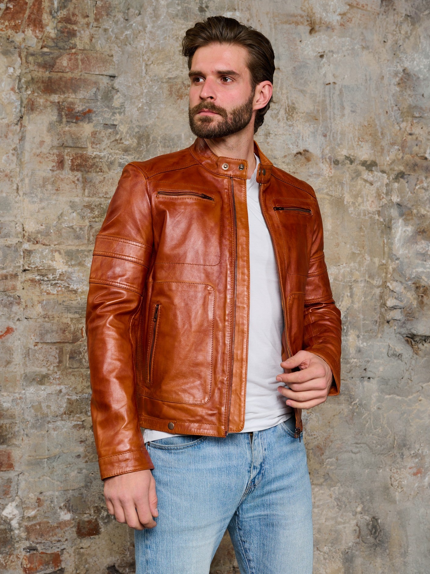Man wearing DM Legend cognac cafe racer leather jacket open – DM Legend